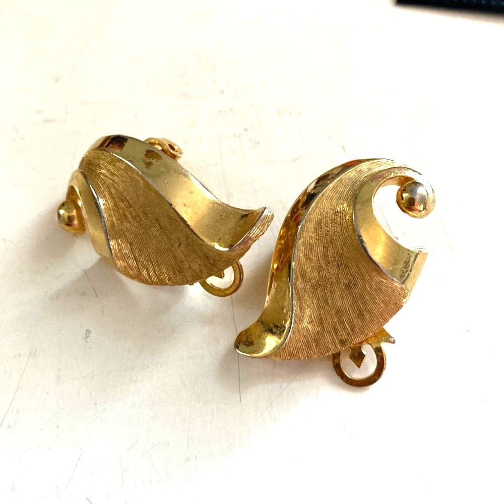 Gorgeous Vintage Signed Marvella clip-on earrings